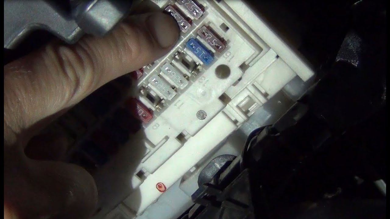 Замена предохранителя №11 системы впрыска в тойота королла Е150 смотреть онлайн