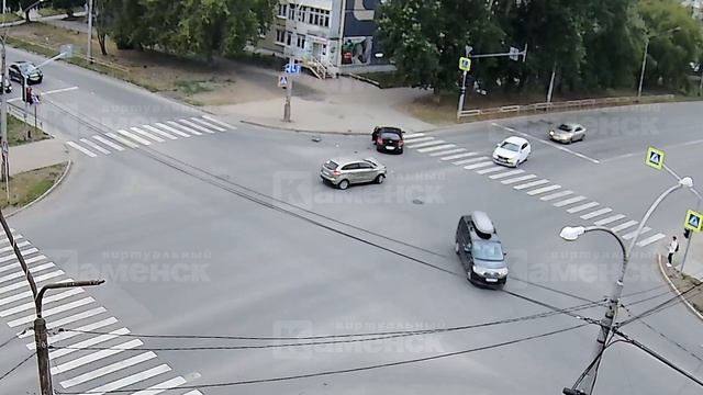 На перекрестке Каменска-Уральского столкнулись две легковушки смотреть онлайн