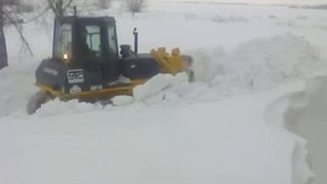 Бульдозер SHANTUI, пробивает дорогу в глубоком снегу. смотреть онлайн
