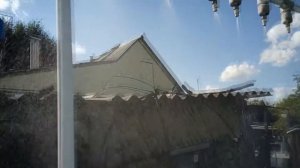 Простой летний душ из водопроводных труб.