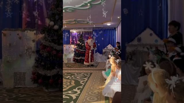 Лучшая елка из всех елок! Весело было не только детям, но и взрослым! Спасибо, всех с наступающим! смотреть онлайн