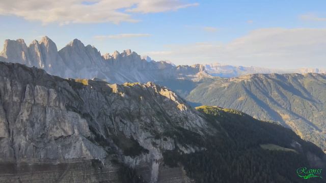 Dolomites Alps. Amazing nature in South Tyrol, Italy. Drone 4K footage. Доломитовые горы в Италии. смотреть онлайн