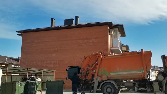 Профессиональная работа мусоровоза. смотреть онлайн