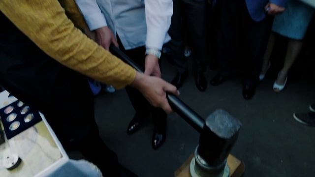 Народные артисты чеканят монеты смотреть онлайн