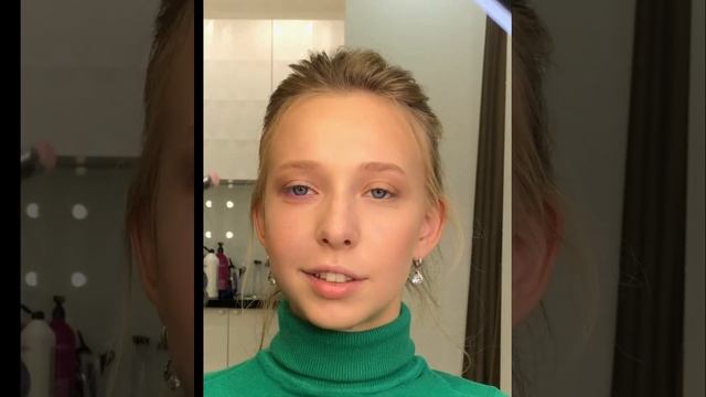 Профессиональный макияж под светлую кожу и светло русые волосы ярким сиреневым акцентом смотреть онлайн