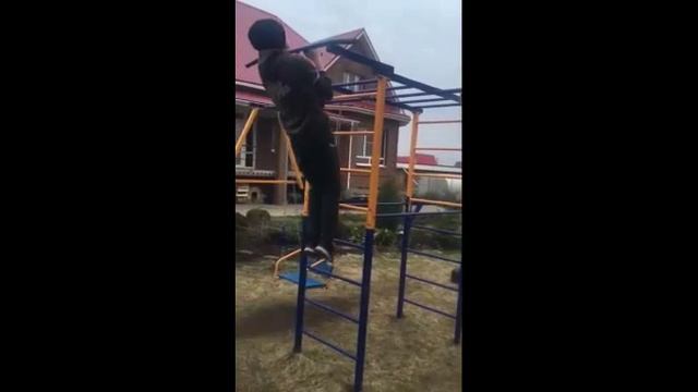 КТО СПОРТОМ ЗАНИМАЕТСЯ, ТОТ СИЛЫ НАБИРАЕТСЯ/6К смотреть онлайн