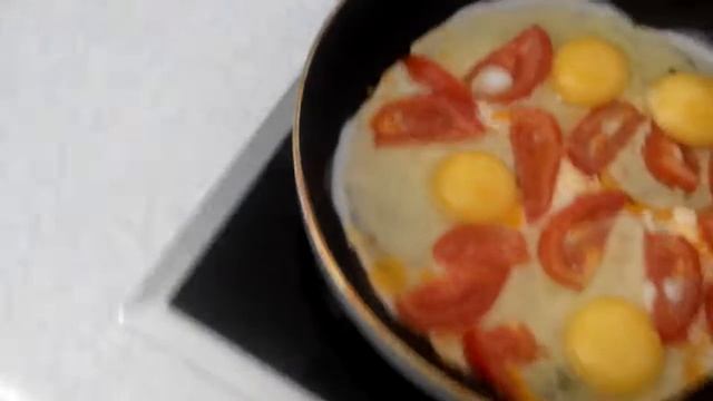 Яичница с помидором и луком смотреть онлайн
