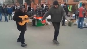 Уличный гитарист-бродяга в Беларуси