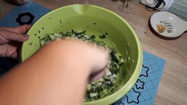 вкуснейший салат С ПЕРЕРОСШИХ ОГУРЦОВ смотреть онлайн