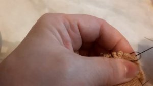 Сшиваем детали игрушки из меха.