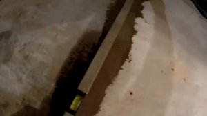 Установка маяков из раствора для штукатурки стен.