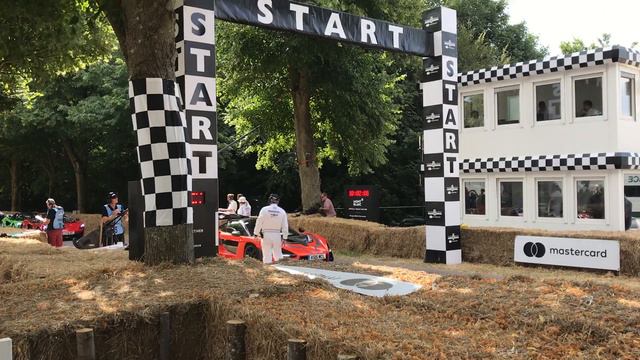 McLaren Senna Burnout at Goodwood FOS 2018 смотреть онлайн