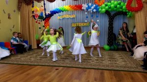 Танец от средней группы на выпускной в саду Радуга.