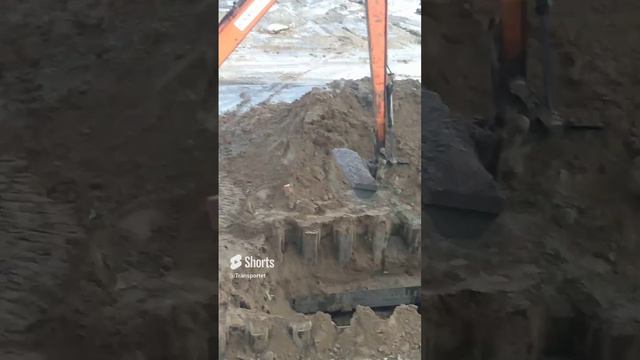 Щебень для траншеи #Shorts #экскаваторпогрузчик #щебень смотреть онлайн