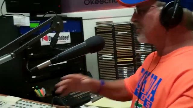 Billy Dean pays off his Sports Grill wager by singing THE Ohio State Fight Song смотреть онлайн
