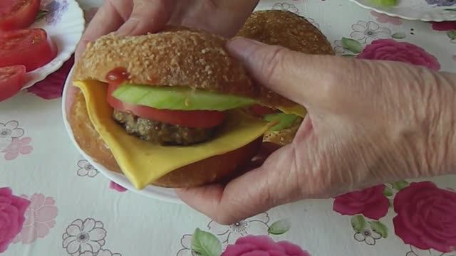 ГАМБУРГЕР КАК ИЗ МАКДОНАЛДСА НА ПИКНИК смотреть онлайн