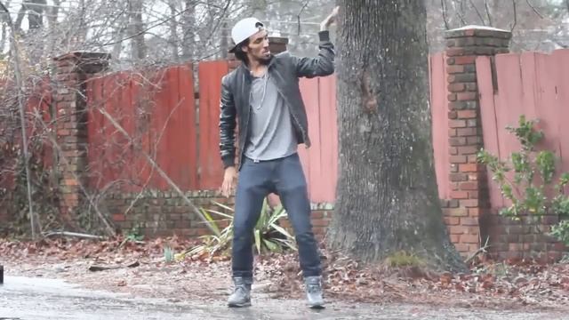 It's Amazing - Street Dancer With A Robot Dance