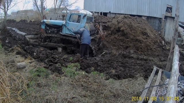 Дт75 чистим навоз