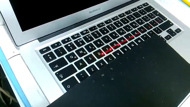 Лазерне гравірування кирилиці на клавіатурі ноутбука MacBook смотреть онлайн