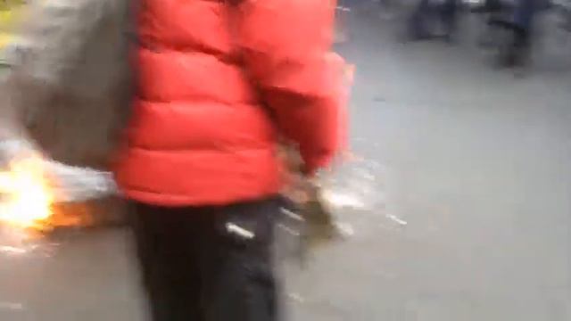 Банк горел кредит гасился Активисты подожгли плакат в центре Киева смотреть онлайн