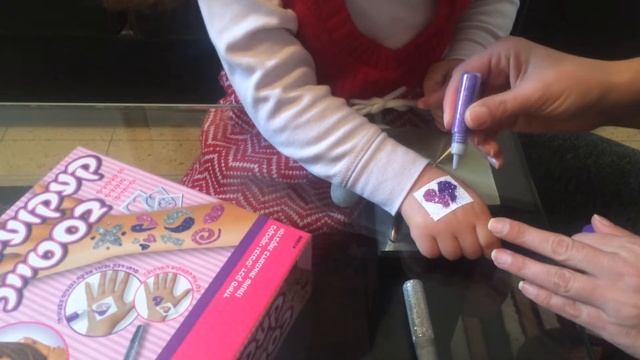 Линой наклеивает детскую временную и красивую татуировку Kids temporary tattoo and beautiful смотреть онлайн