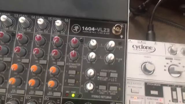 The Cyclone Bass Bot V1 Is Here (TT-303, TR-707) смотреть онлайн