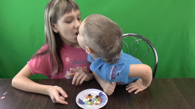 Бин Бузлд Челлендж кушаем конфетки Bean Boozled challenge kids смотреть онлайн