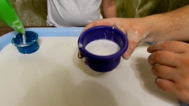 Химические опыты Мастер-класс: не ньютоновская жидкость Non-Newtonian Fluid Conducting An Experimen