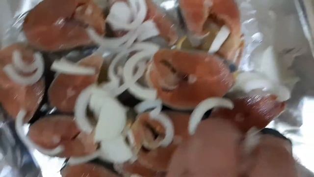 Горбуша запеченная в фольге. смотреть онлайн