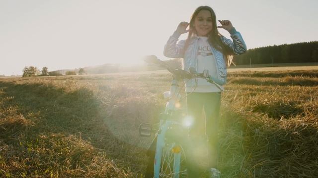 Ксюша Николаева — Feel It Still смотреть онлайн