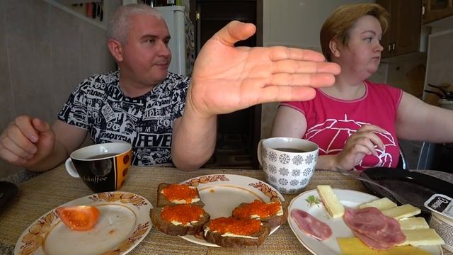 Мукбанг меня БЕСЯТ красивые девушки ? РЕВНУЮ?! ? Болталка с Вованом Обед бутерброды с красной икрой смотреть онлайн