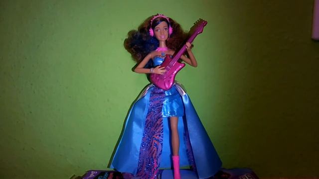 Barbie Rock N' Royals Erika Singing and Transforming German Doll смотреть онлайн