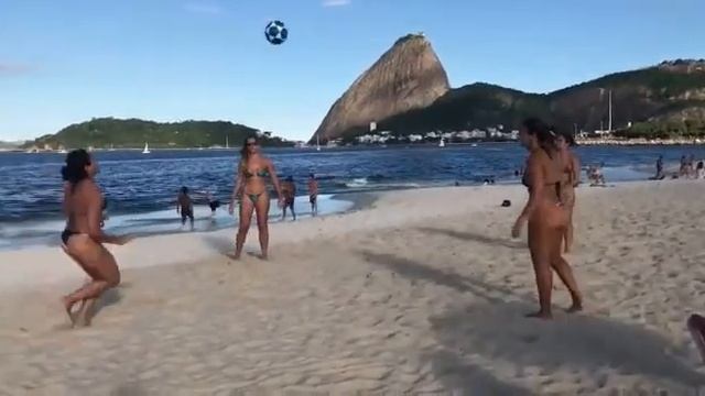 Бразильянки, пляж, футбол смотреть онлайн