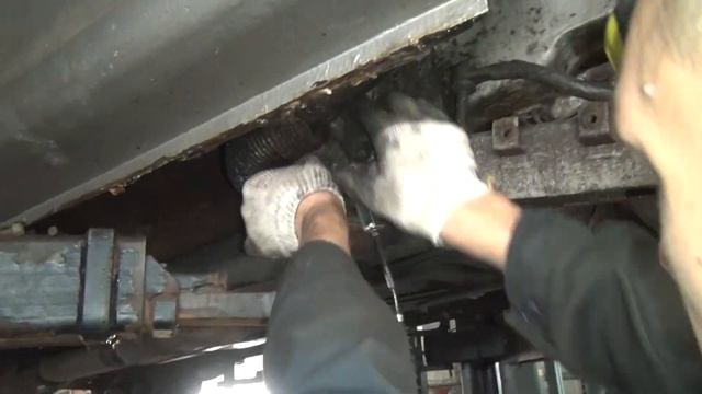 Kia Carnival замена колодок, замена тросов ручника смотреть онлайн