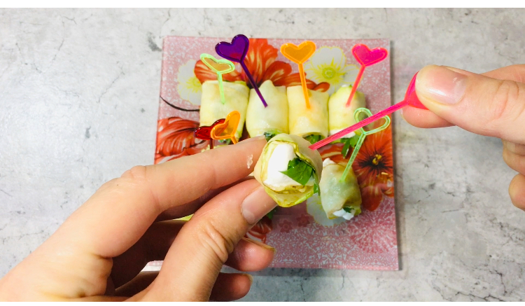 Рулетики из кабачка с начинкой из творожного сыра - вкусная, нежная и деликатная закуска