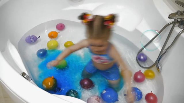 Лопаем цветные шарики в ванной. Новое видео для детей. смотреть онлайн