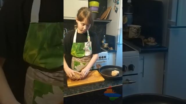 Кордон Блю из куриной грудки с ветчиной и сыром смотреть онлайн