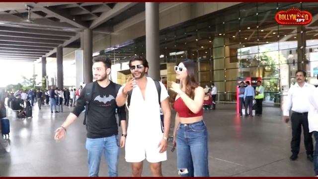 Isharon Me Ho Rahi Hai Akanksha Puri Aur Karanvir Ki Baatein, Watch Video смотреть онлайн