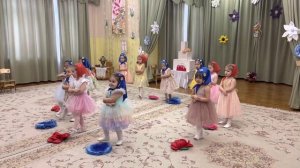 Танец «Неваляшек» в ясельной группе.