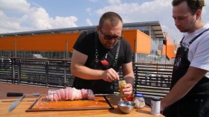 Свиная шея с творожным сыром на вертеле в угольном гриле