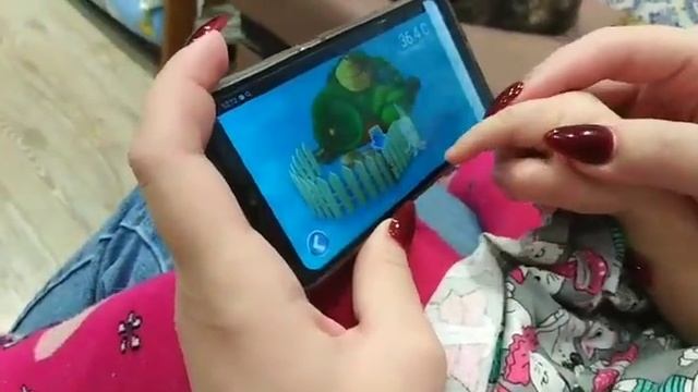 Маленькие дети с удовольствием измеряют температуру с Термошей смотреть онлайн