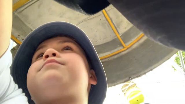 Прогулка с подругой в парке || Катаемся на аттракционах || VLOG смотреть онлайн