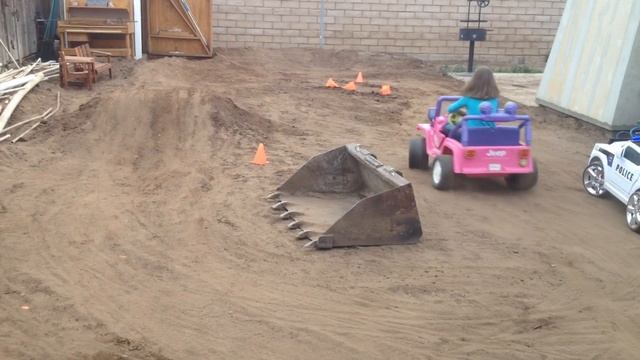 Power Wheels Dirt Track Racing - Brushless vs Standard смотреть онлайн