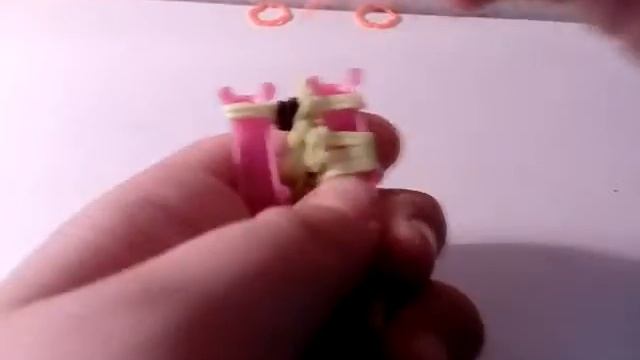 Зайчик из резинок на рогатке