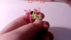 Зайчик из резинок на рогатке