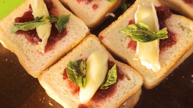 Сладкий сэндвич с сыром бри и клюквой [Мужская Кулинария] смотреть онлайн