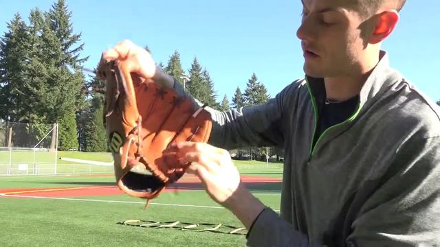 Fielding Glove Finger Out смотреть онлайн