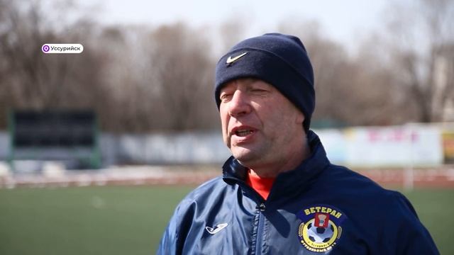 На поле 50+. В Уссурийске сыграли в футбол в память о ветеранах смотреть онлайн