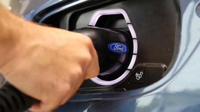 Transit Custom Plug-In Hybrid | Recharging the battery and protecting your fuel | Ford UK смотреть онлайн