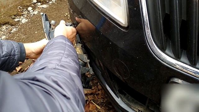 Замена лампочек в противотуманной фаре на Шкода Фабия 1.6 смотреть онлайн